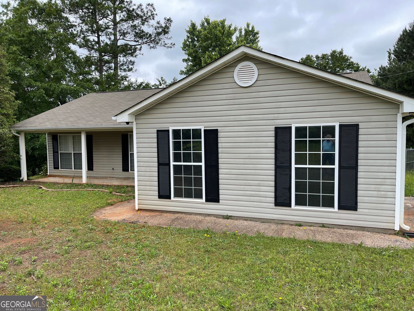 a view of front of a house with a yard