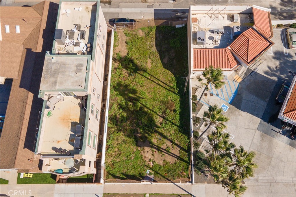 an aerial view of a residential houses with yard