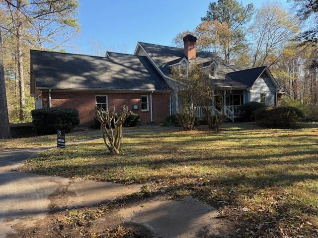 a view of a house with a yard