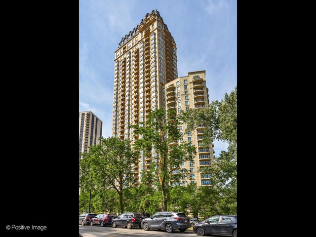 $985,000 | 2550 North Lakeview Avenue, Unit S1006 | Lincoln Park 2550