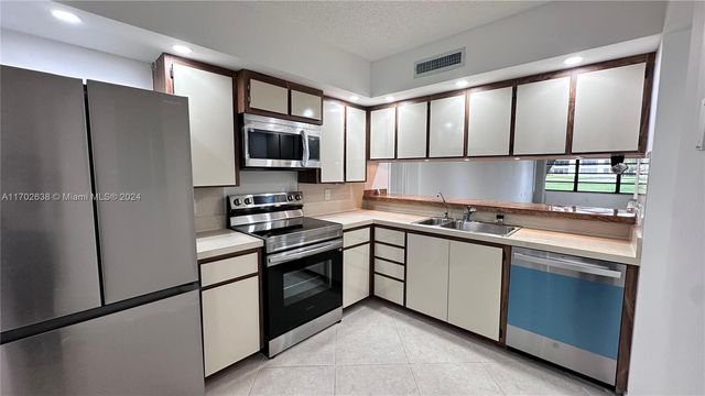 $2,500 | 1703 Whitehall Drive, Unit 104 | Pine Island Ridge