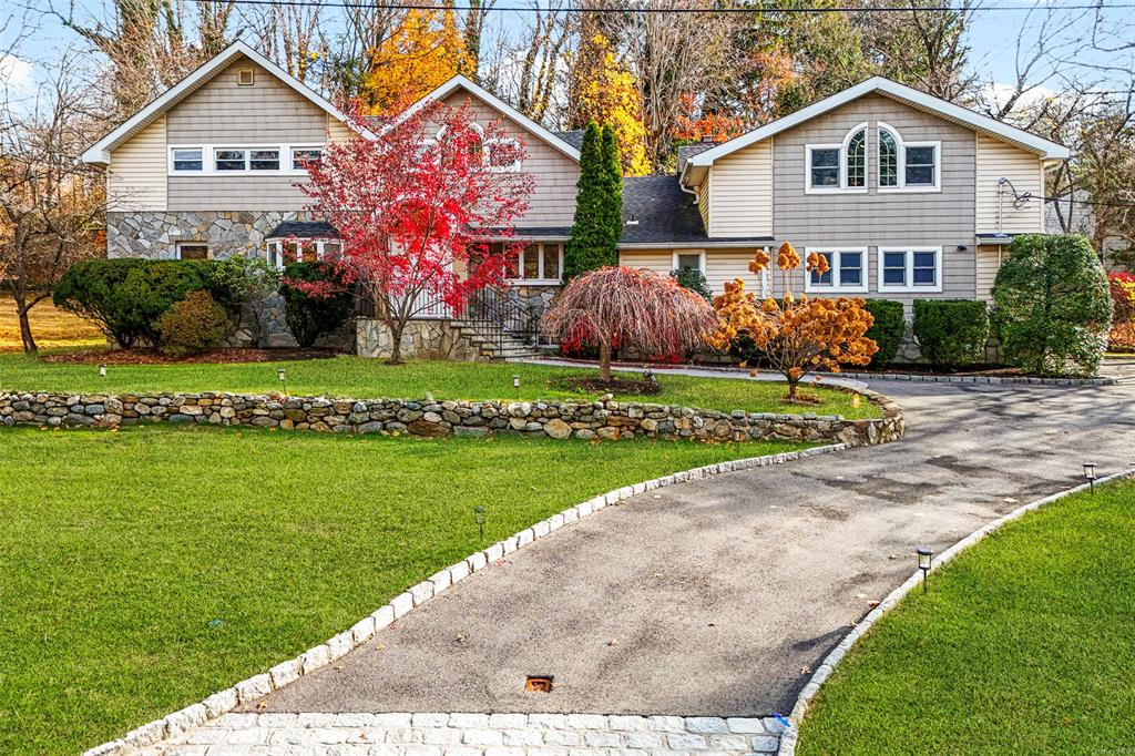 Front of property featuring a front yard