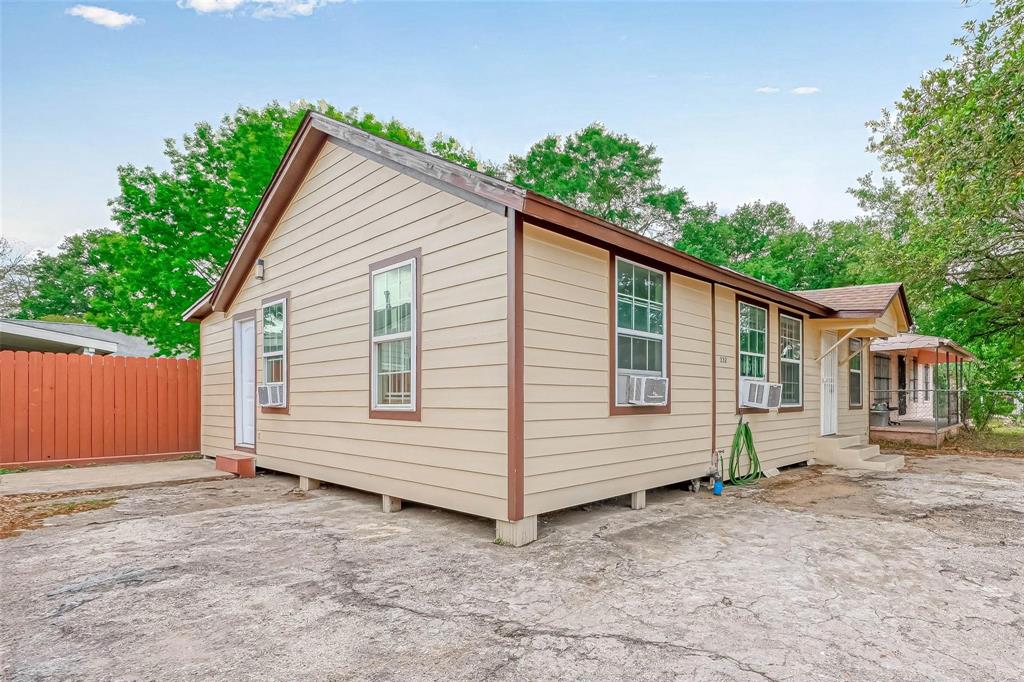 a view of a house with a backyard