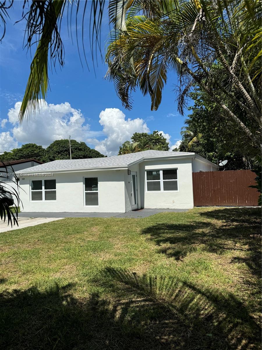 a view of a house with a yard