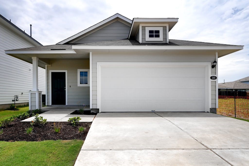 a view of a house with backyard