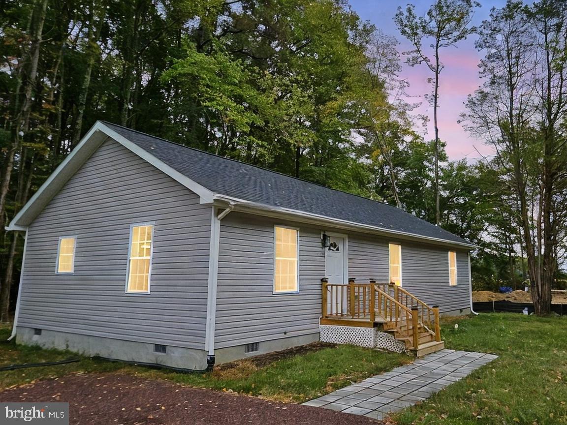 a view of a house with a yard