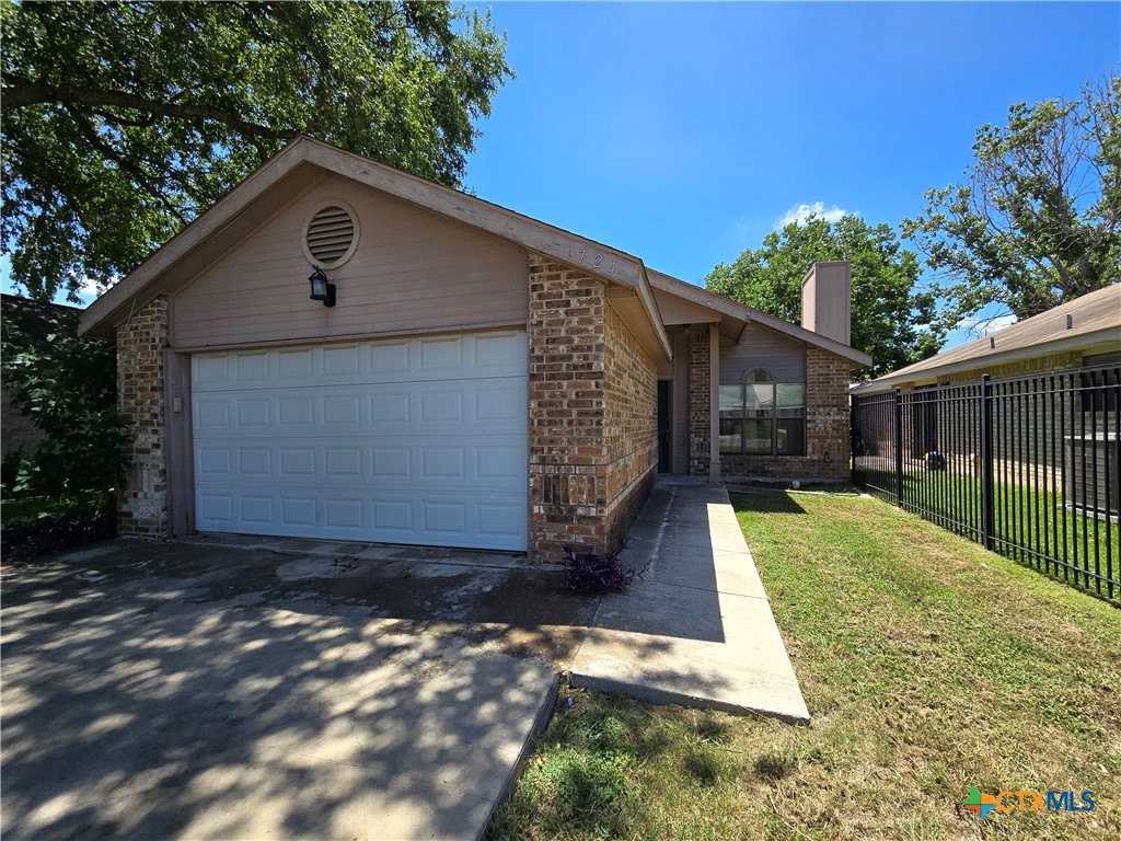 a front view of house with yard