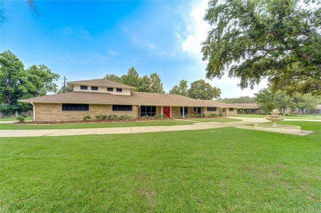 $459,000 | 102 Oak Shadows Street | Baytown