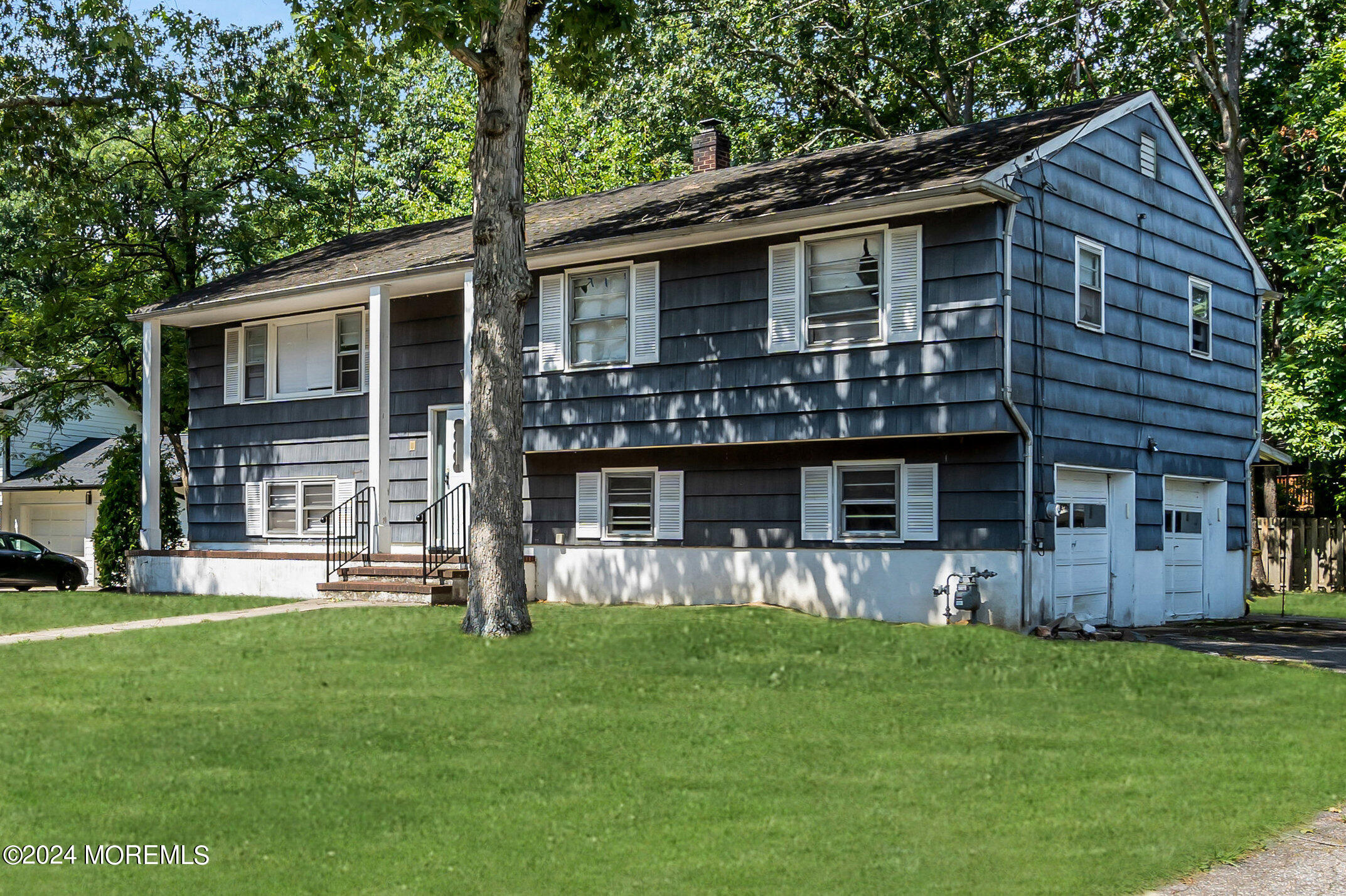 a view of a house with backyard and garden