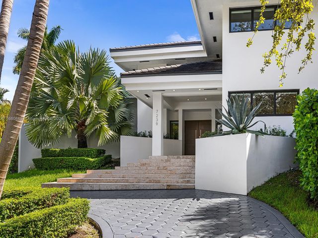 $5,950,000 | 7239 East Lago Drive | Cocoplum