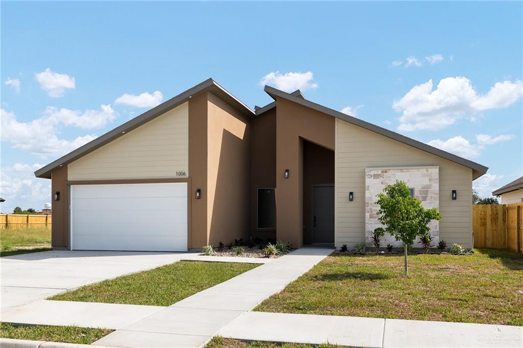 a view of a house with backyard