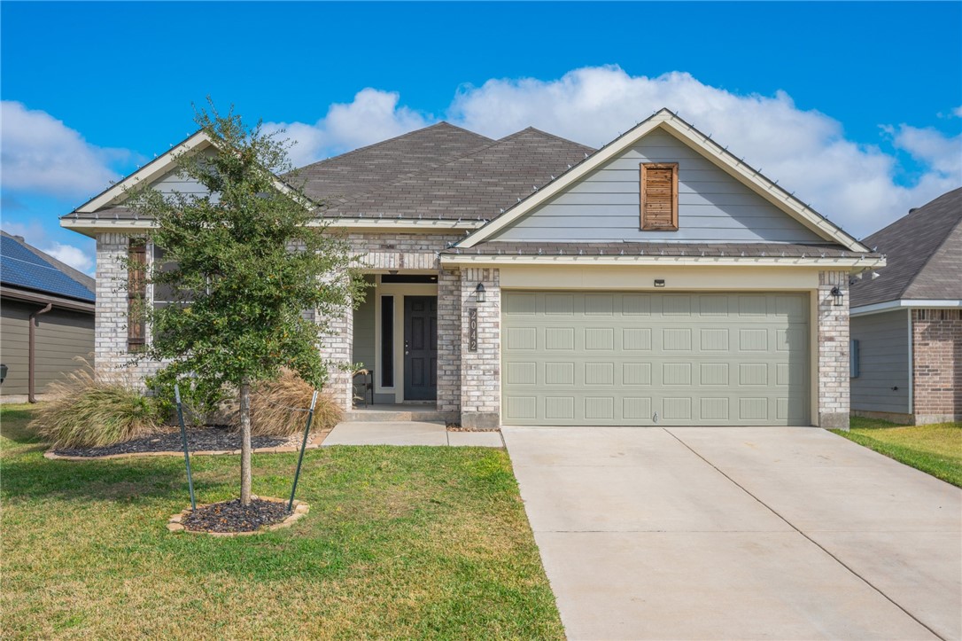 Craftsman-style house featuring a 2 car front entr