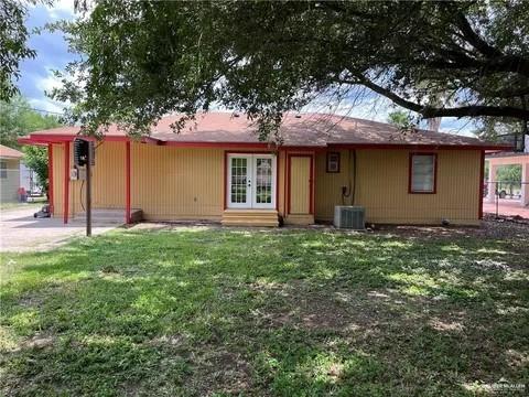 a view of a house with yard and tree s