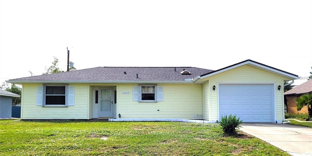 a view of a house with a yard