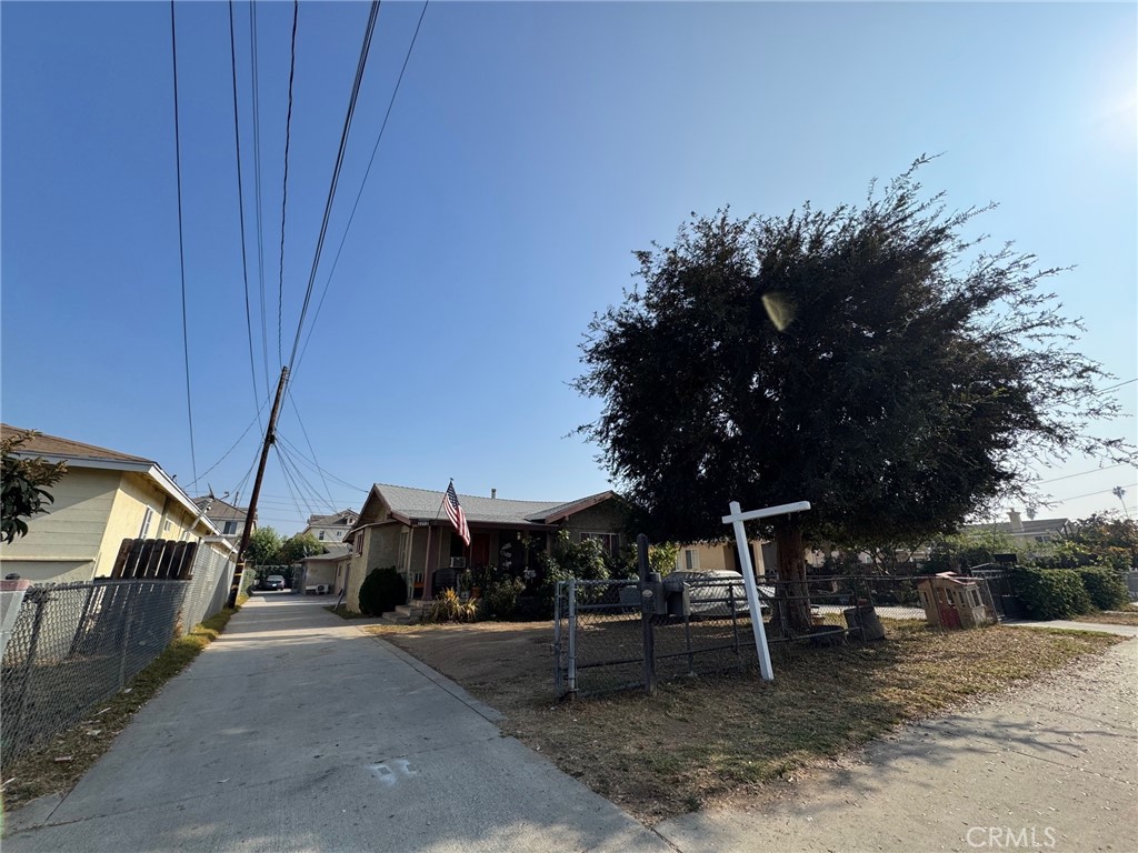 a view of a house with backyard and trees