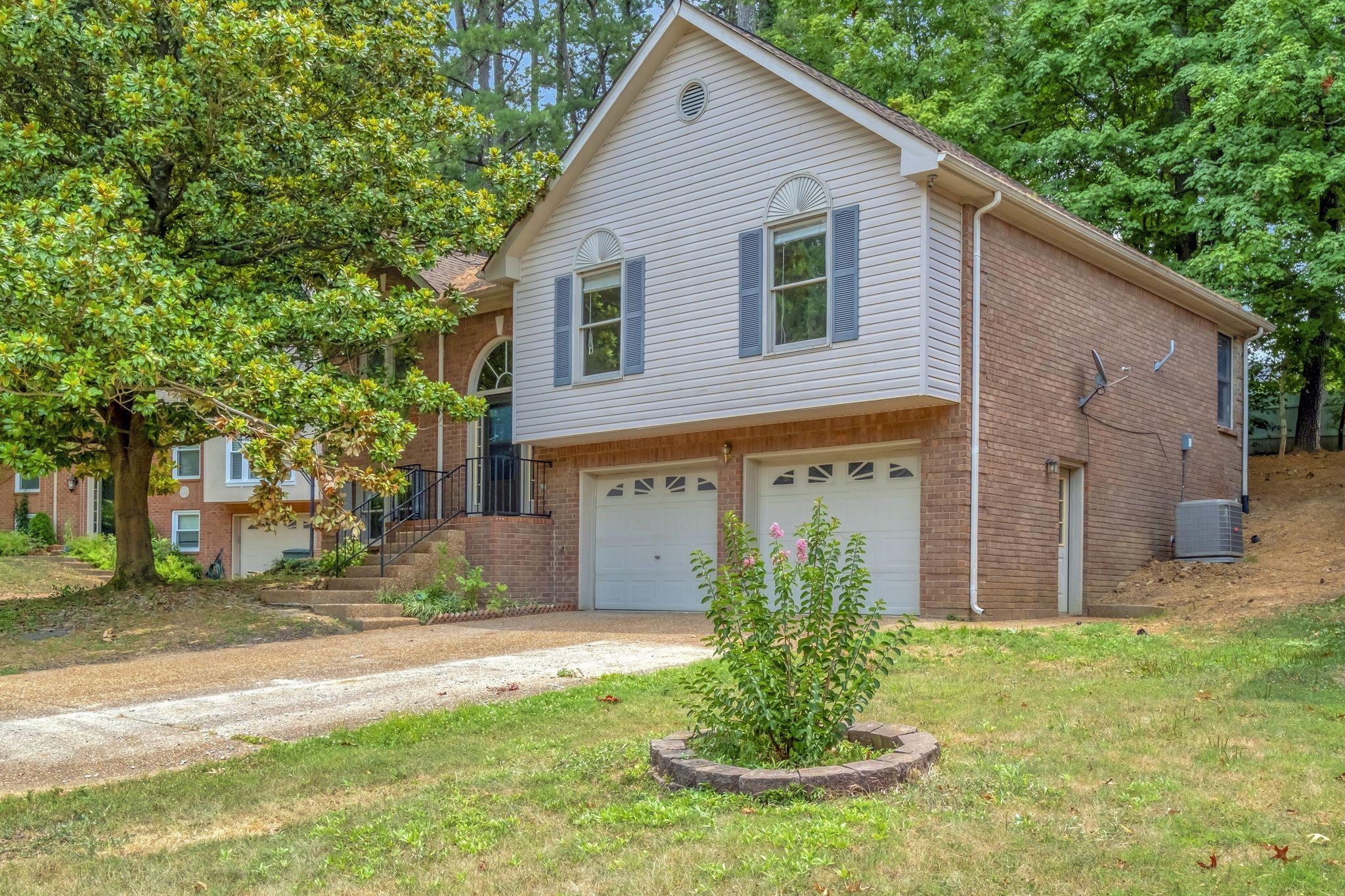 Harborview close to BNA, lake, Marina, greenways, restaurants, retail. Batson built split level, main level 3br 2ba. lower level 1br 1ba. Beautiful wooded backyard, deck and on cul-de-sac. Neighborhood pool and Club House.