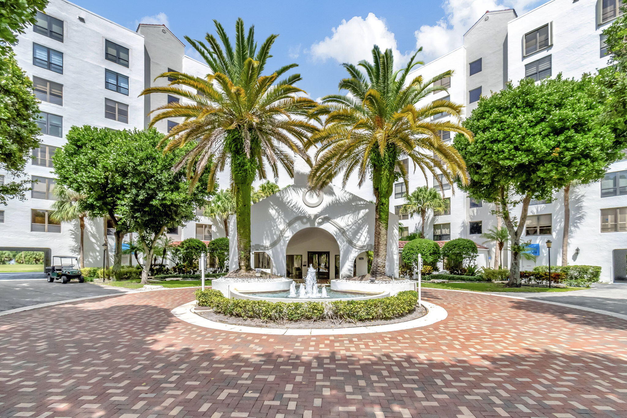 a view of a fountain in front of a building