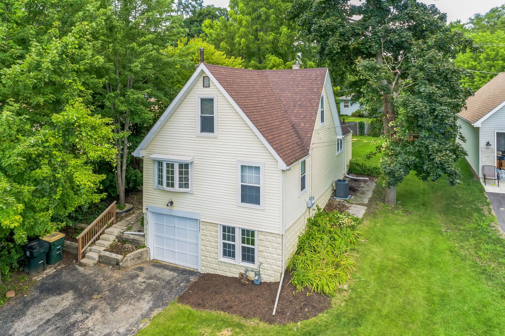 a view of a house with backyard and garden