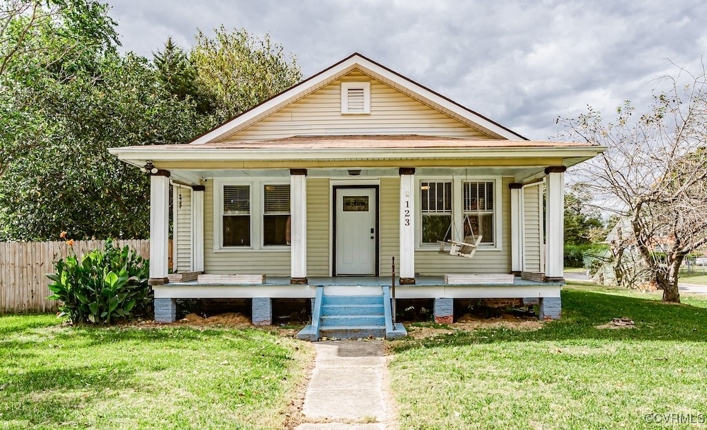 a front view of house with yard