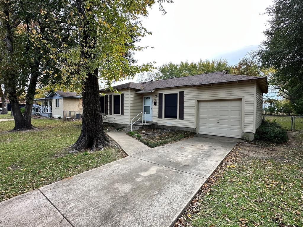 a front view of house with yard