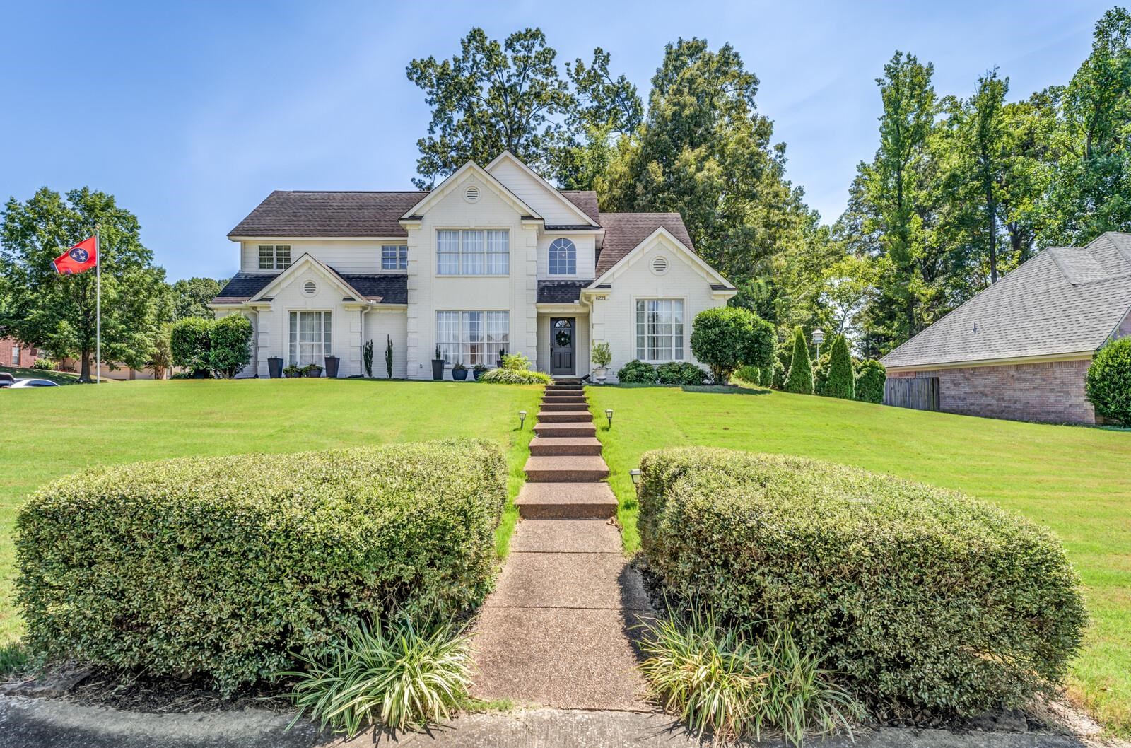 View of front facade with a front lawn