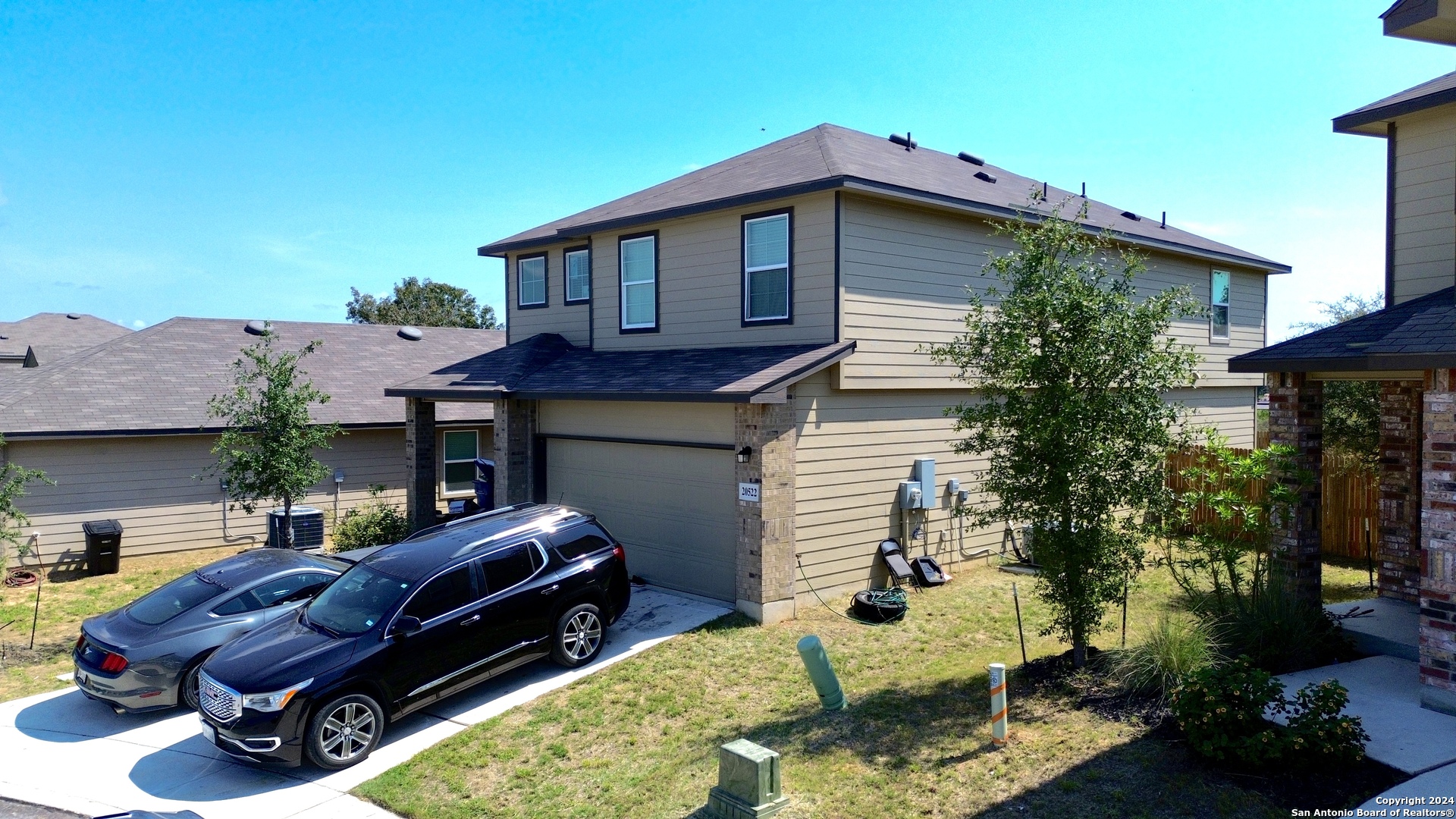 a view of a yard in front of house