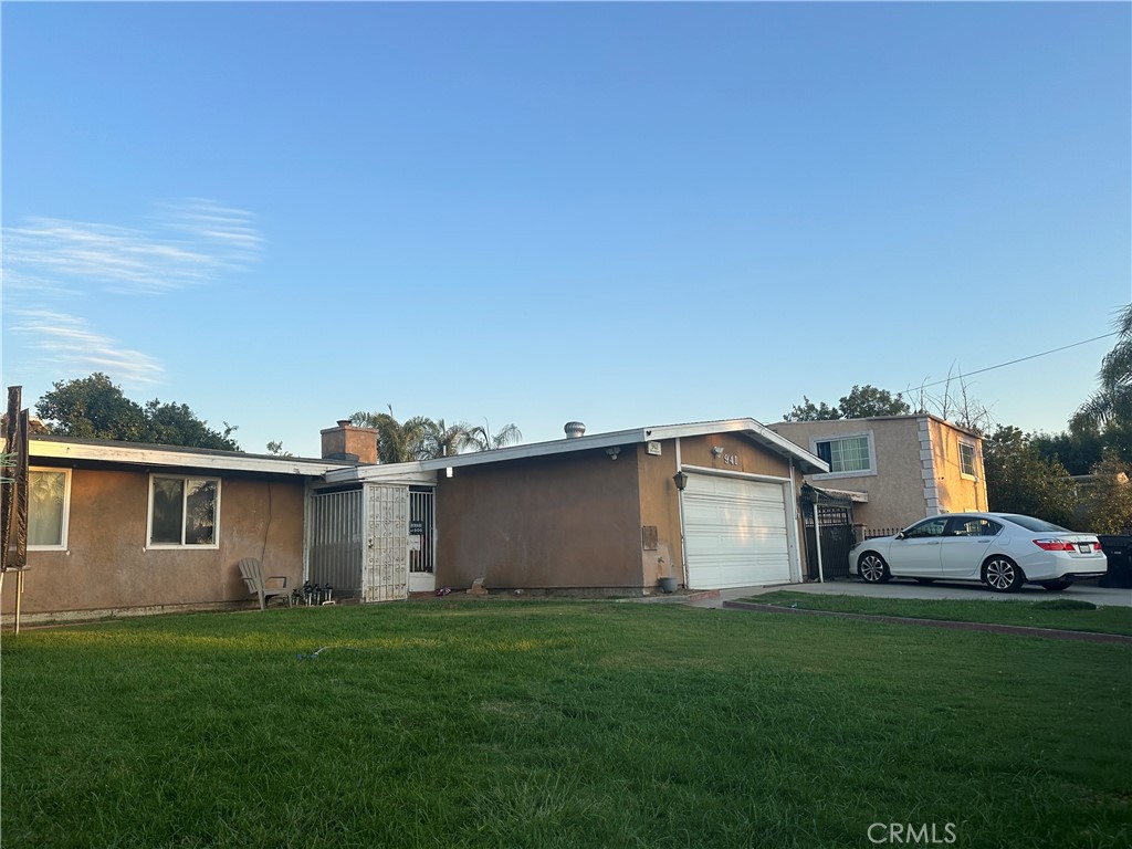 a view of a house with backyard