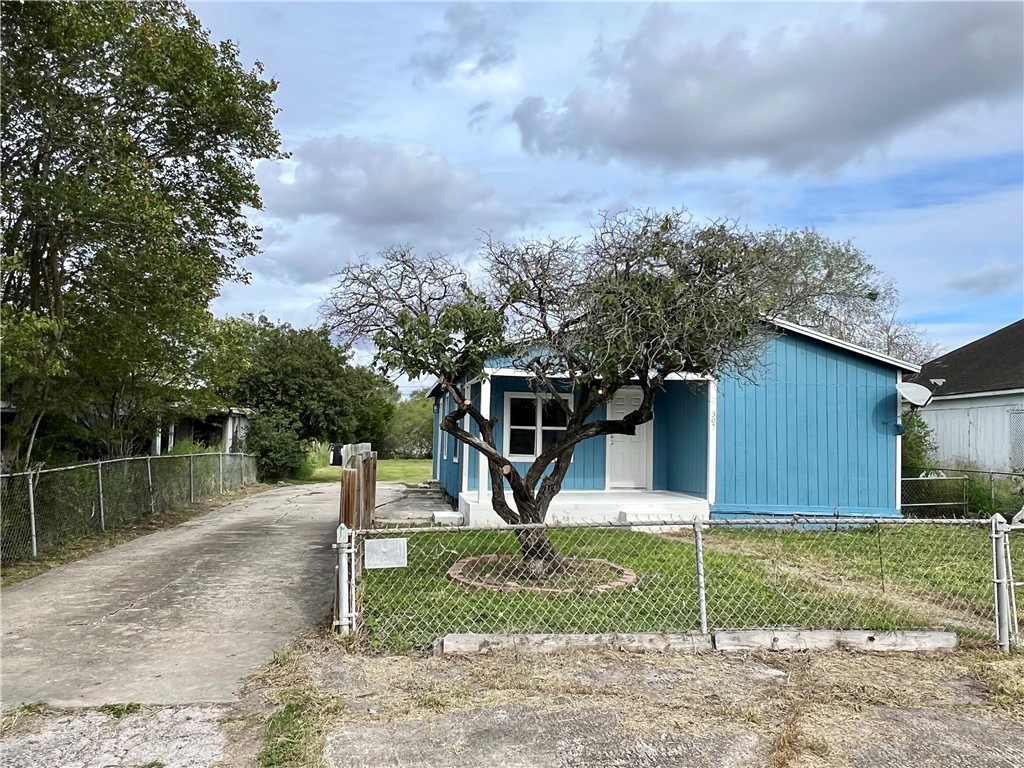 a view of a backyard