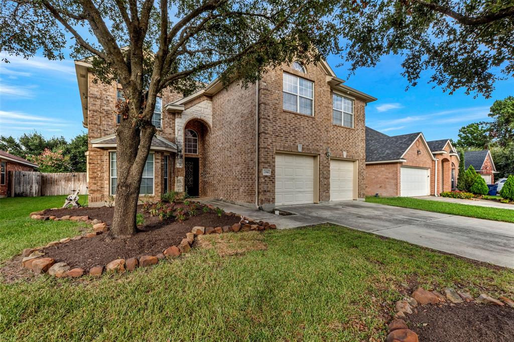 Beautiful Home in Creekside Place near shopping and dining.