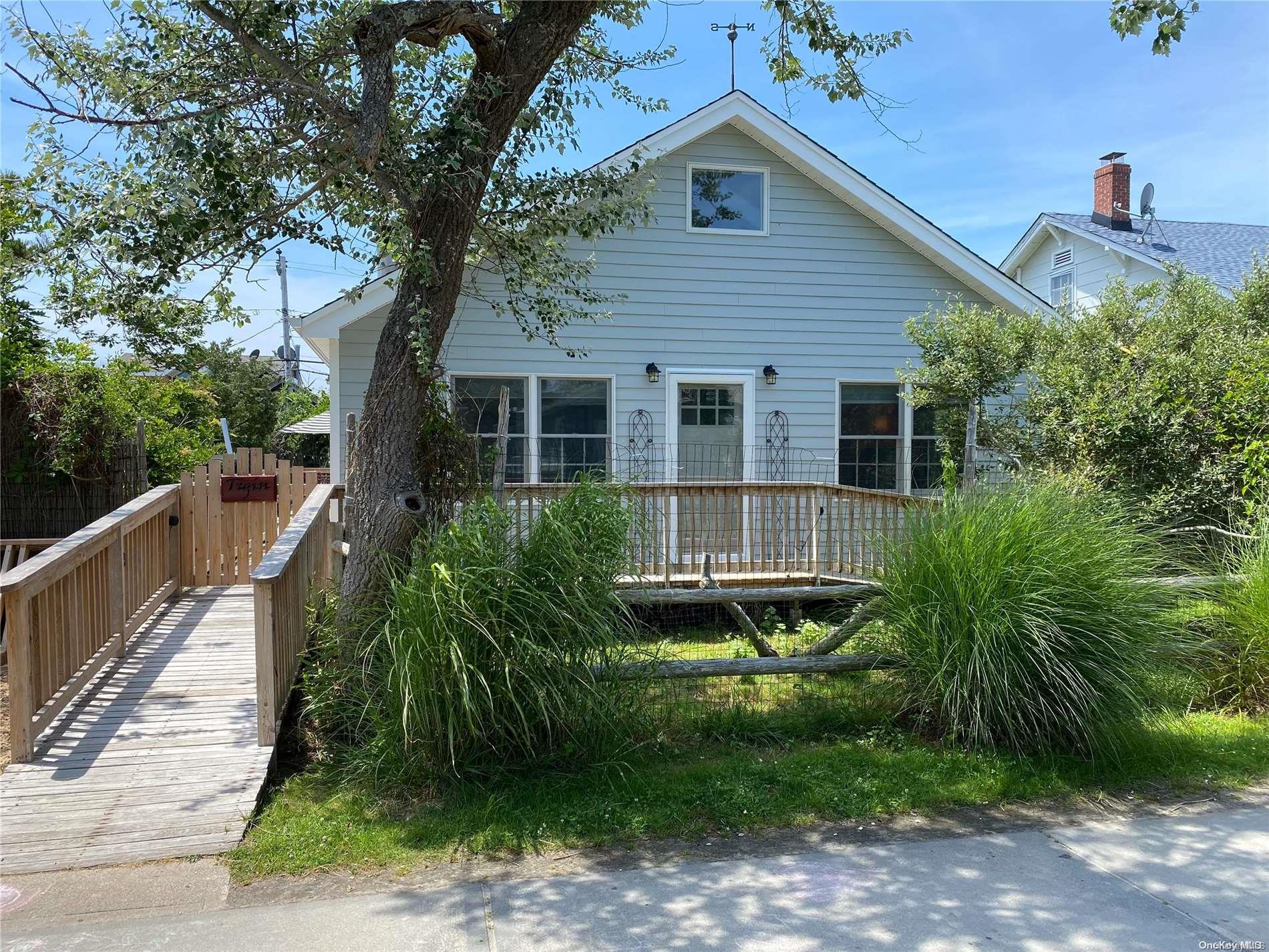 a view of a house with backyard and garden