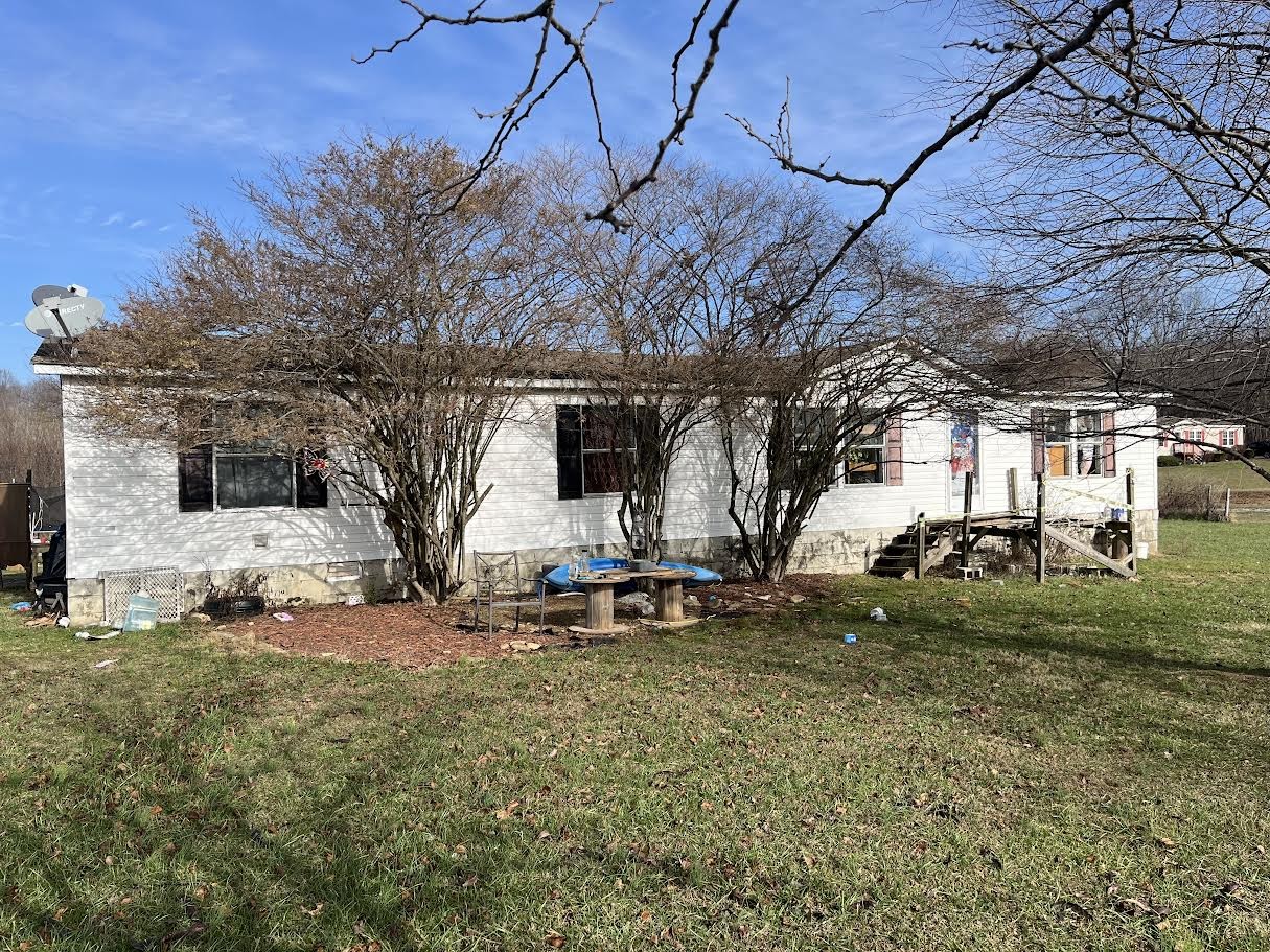 a view of a house with backyard