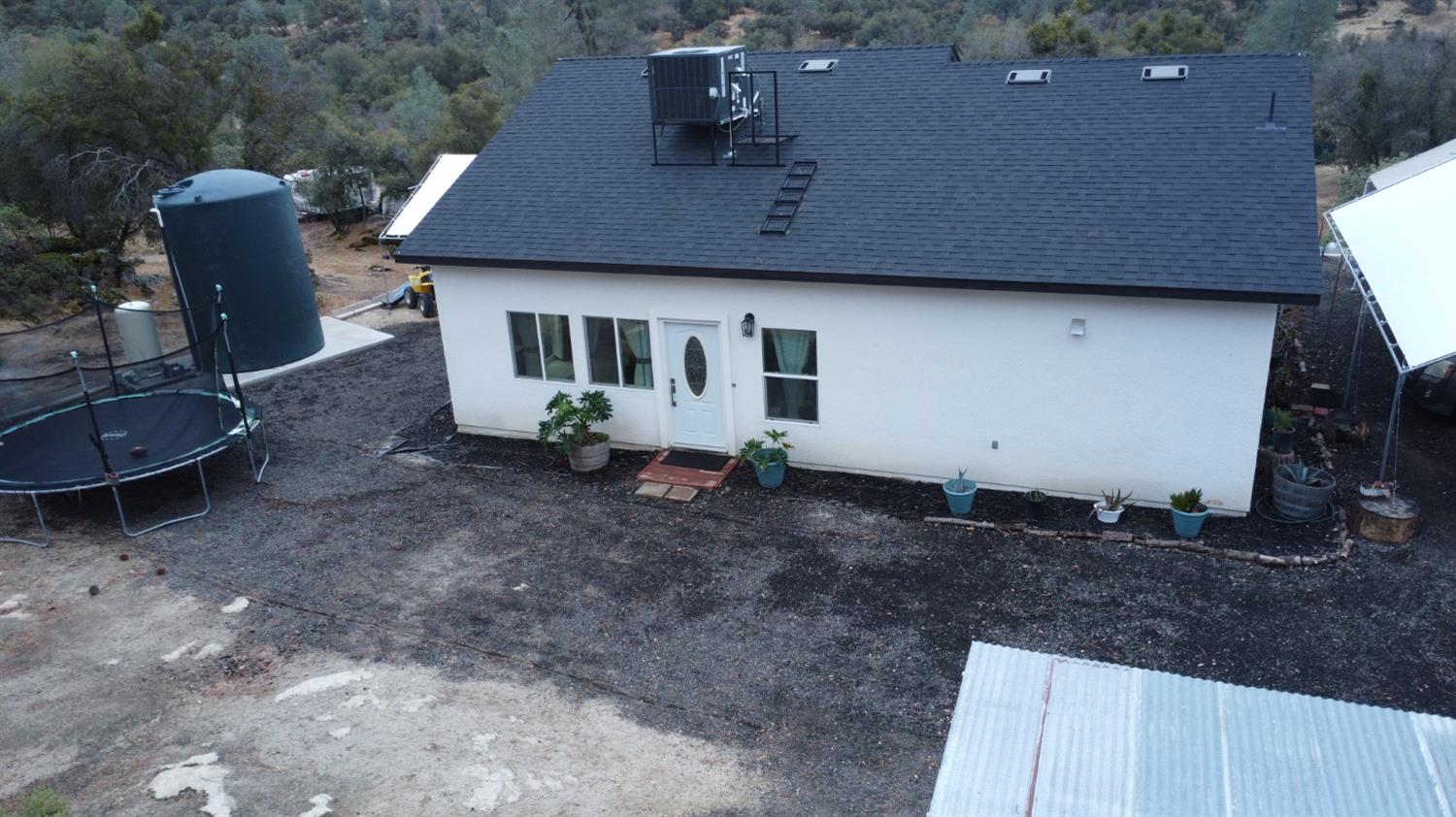 a view of a house with backyard and garden