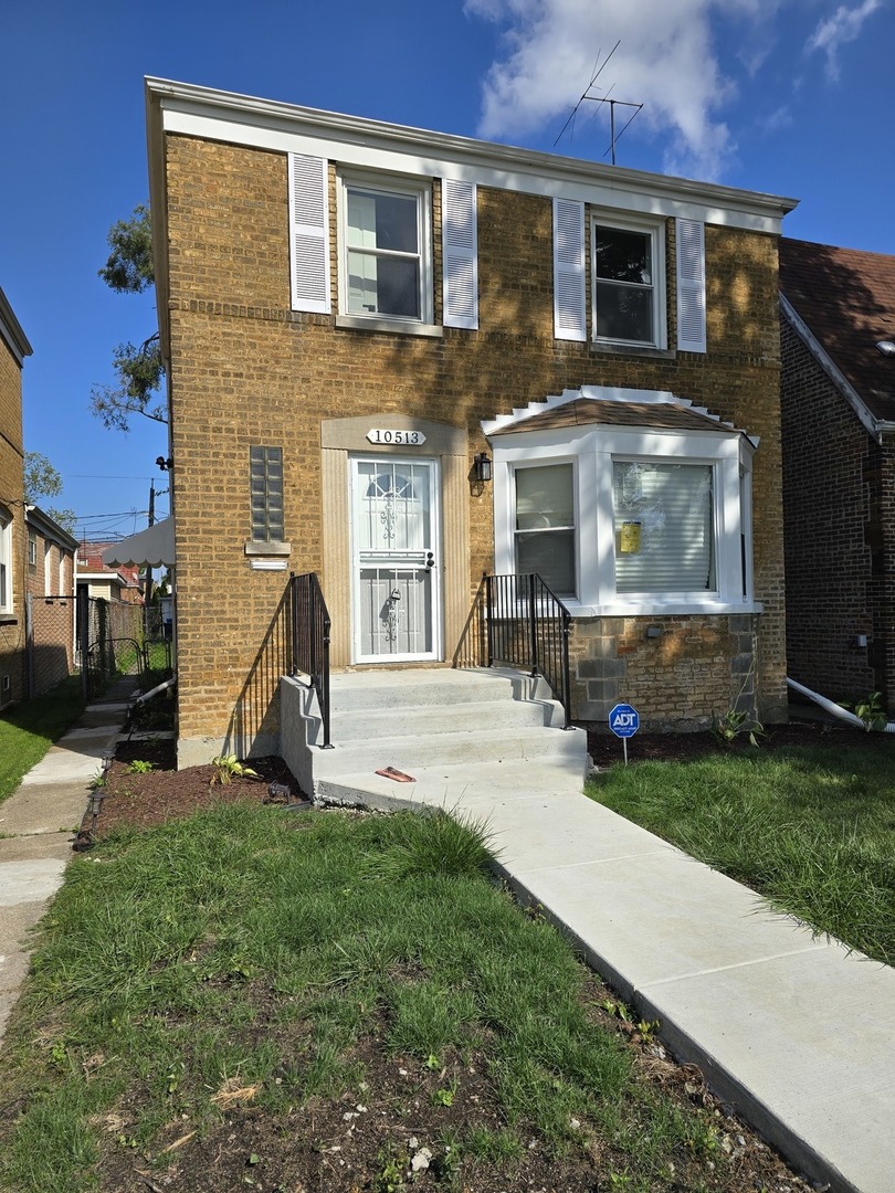 a view of a house with backyard and porch