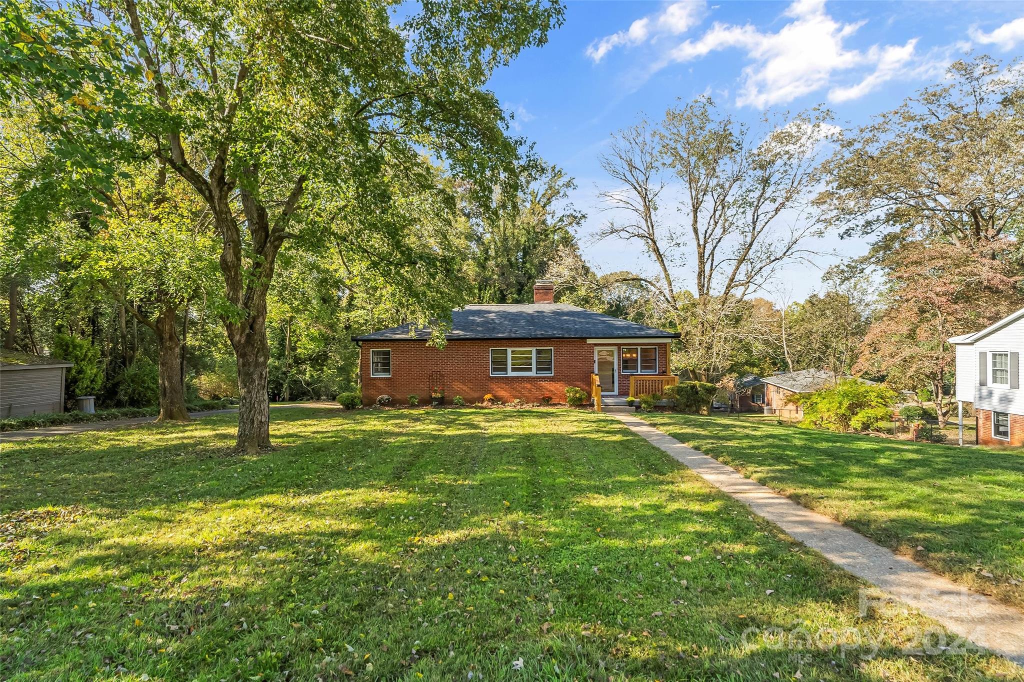 a view of a house with a yard