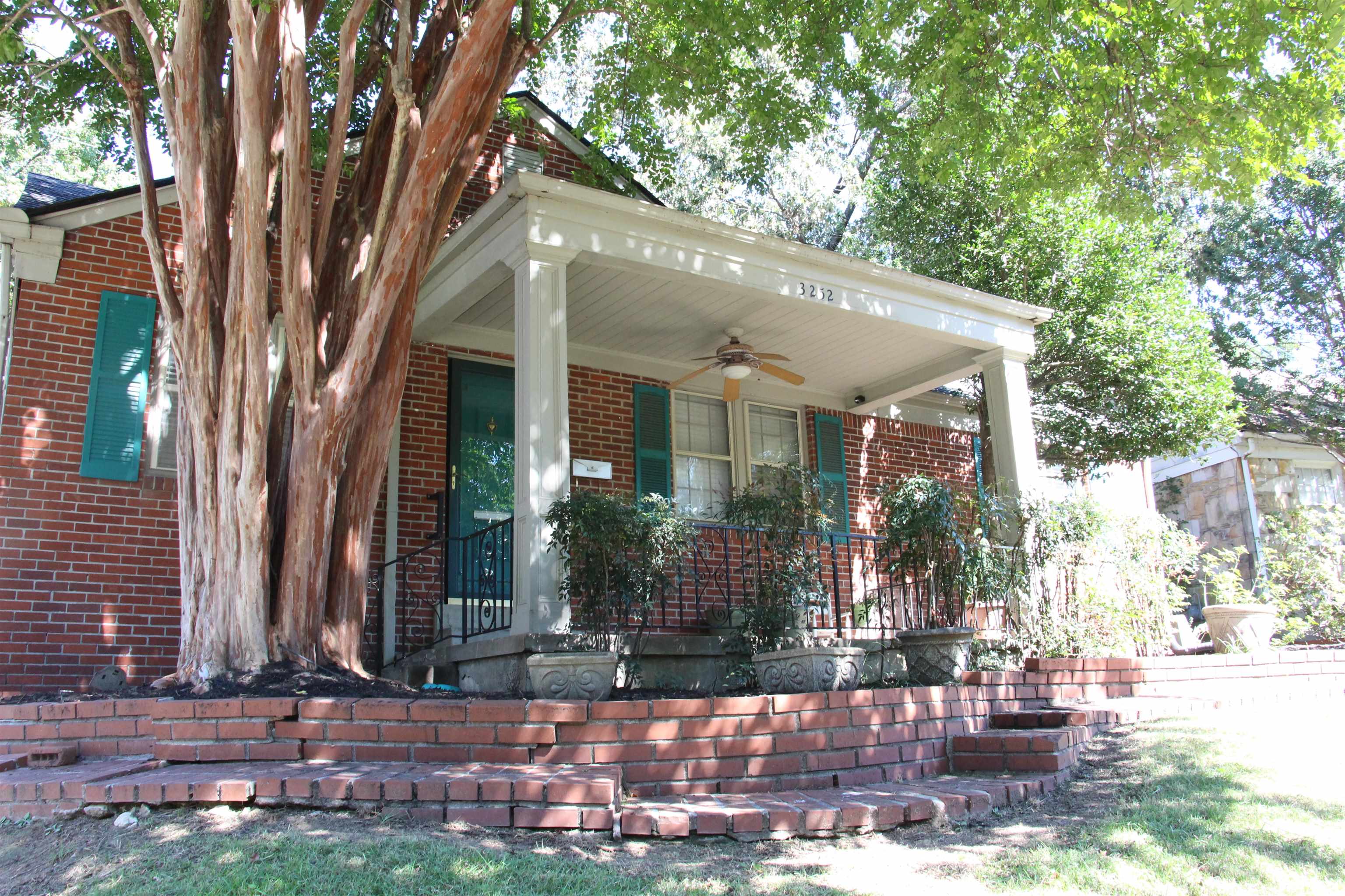 a front view of house with yard