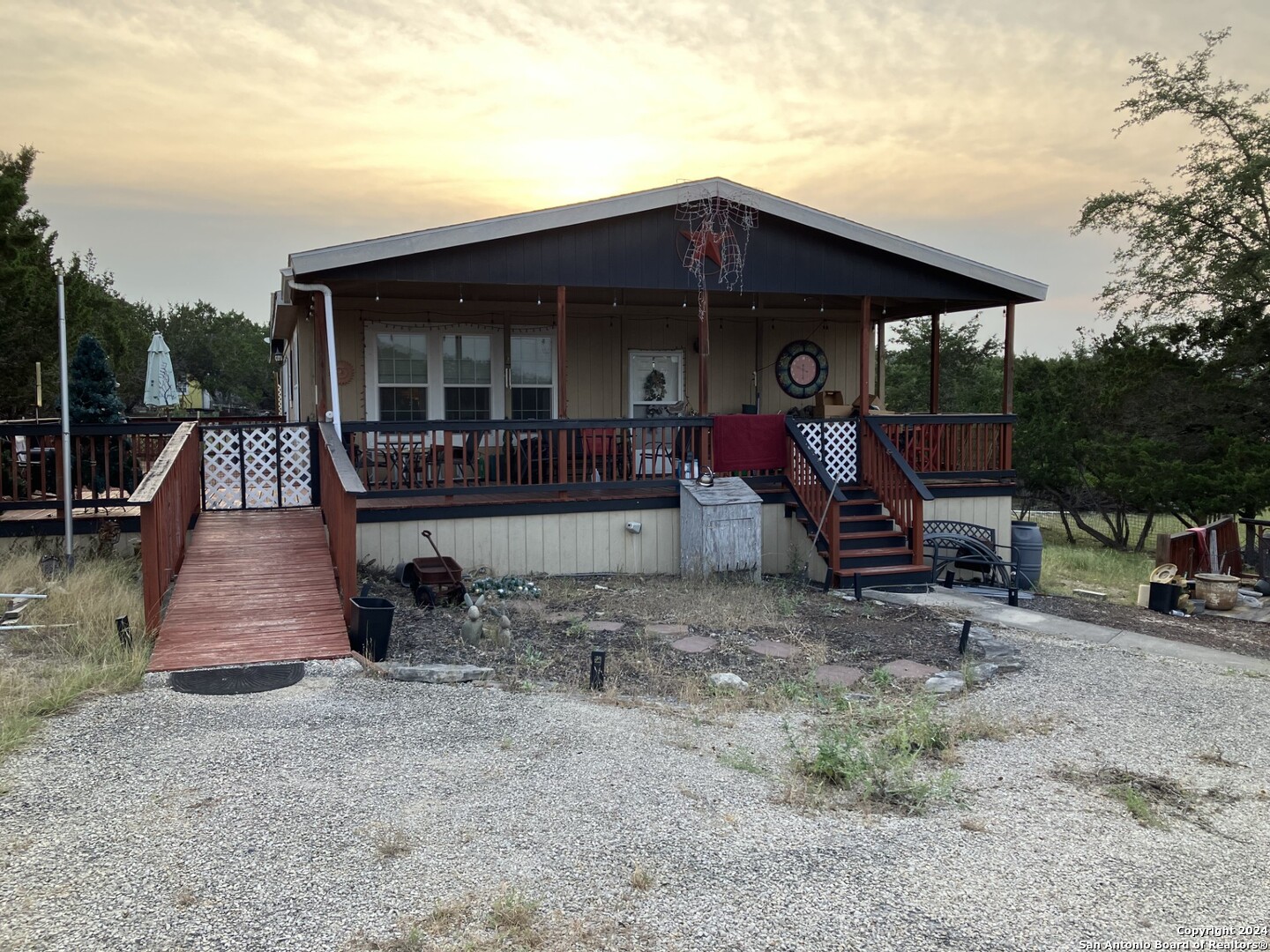 a view of a house with backyard