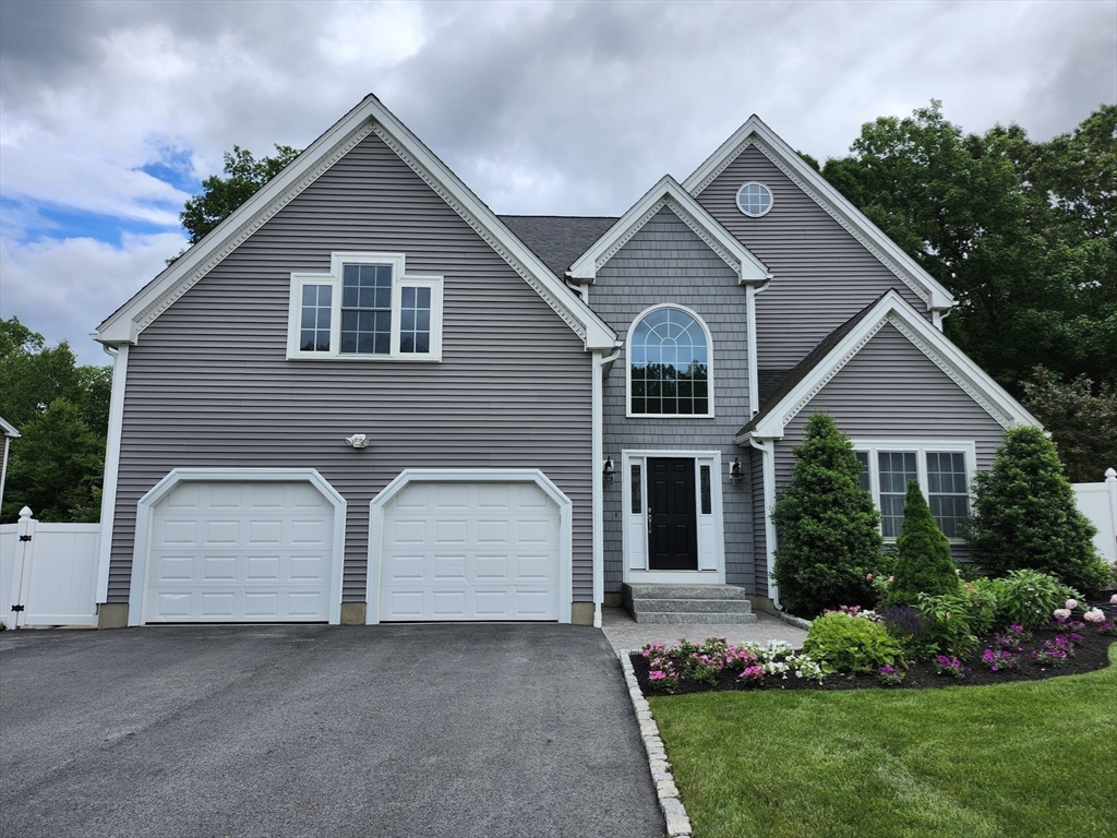 a view of a yard in front of house