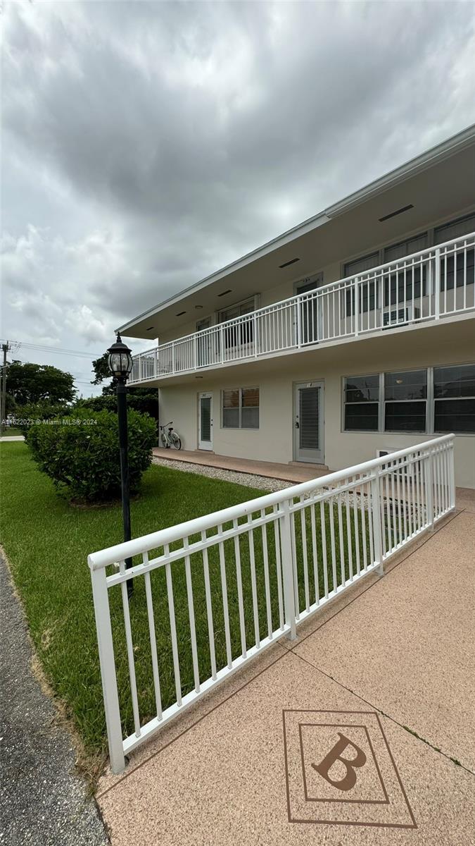 a view of a house with backyard and porch