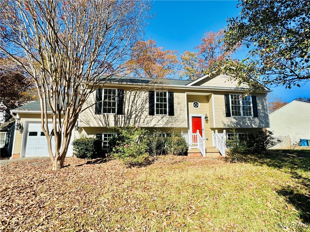 Bi-level home featuring a front yard