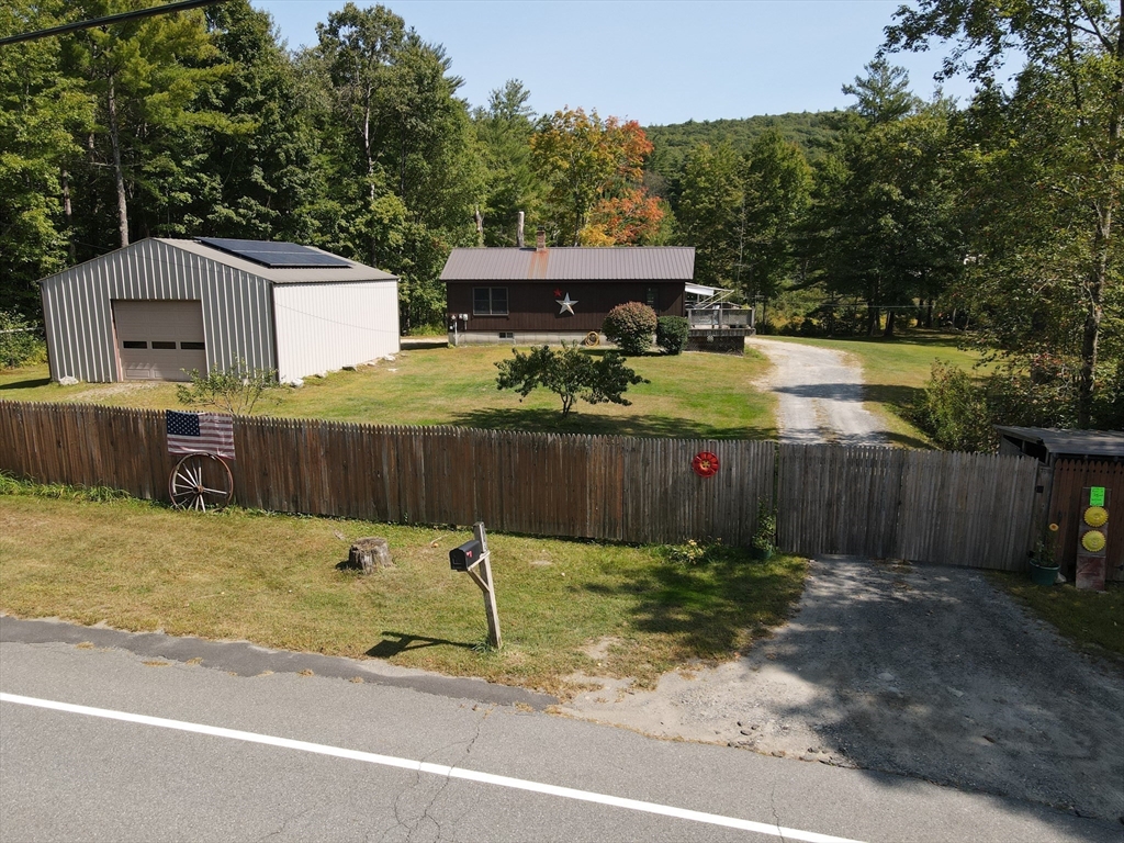 a view of a backyard