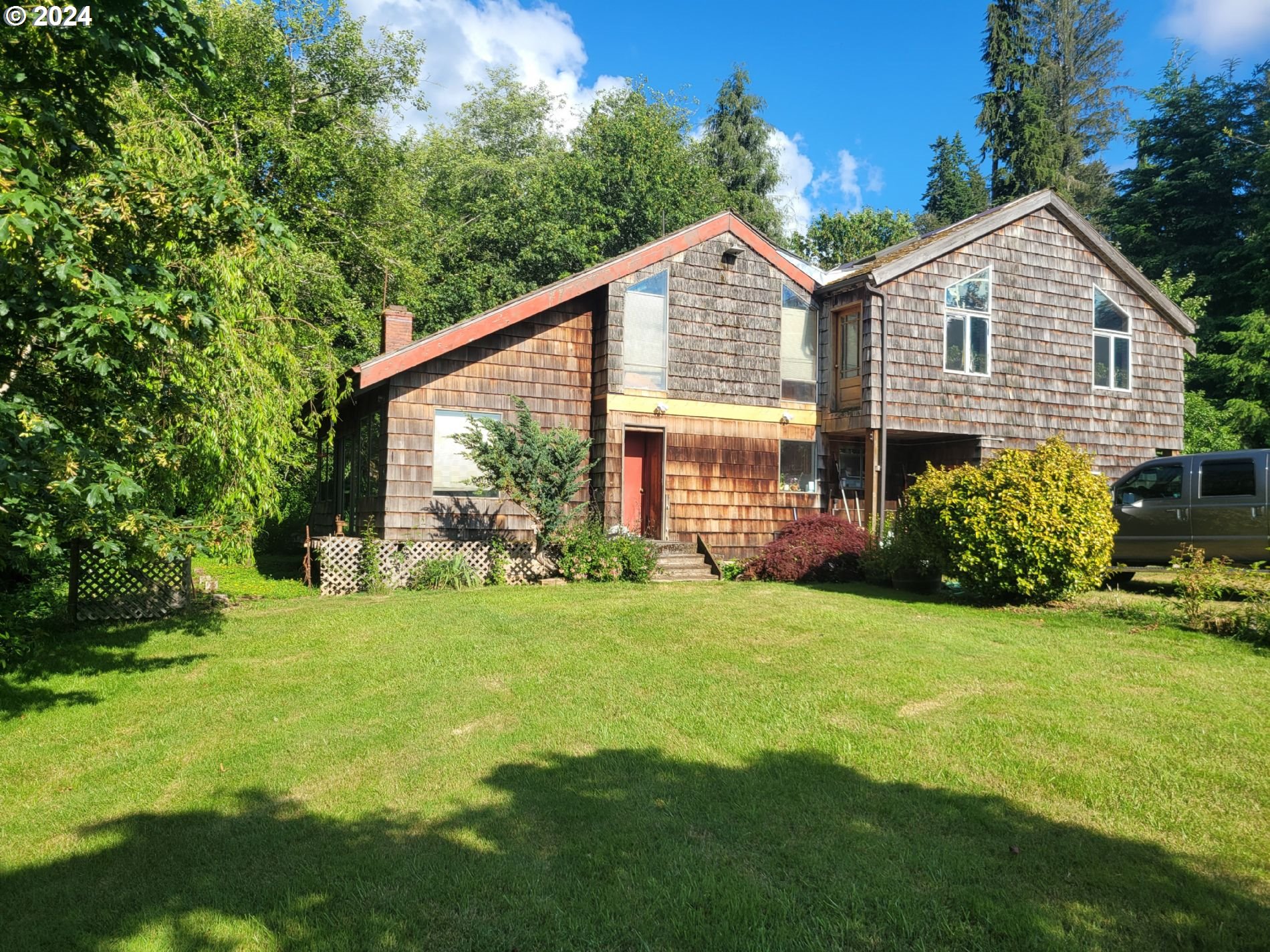 a view of a house with backyard and garden