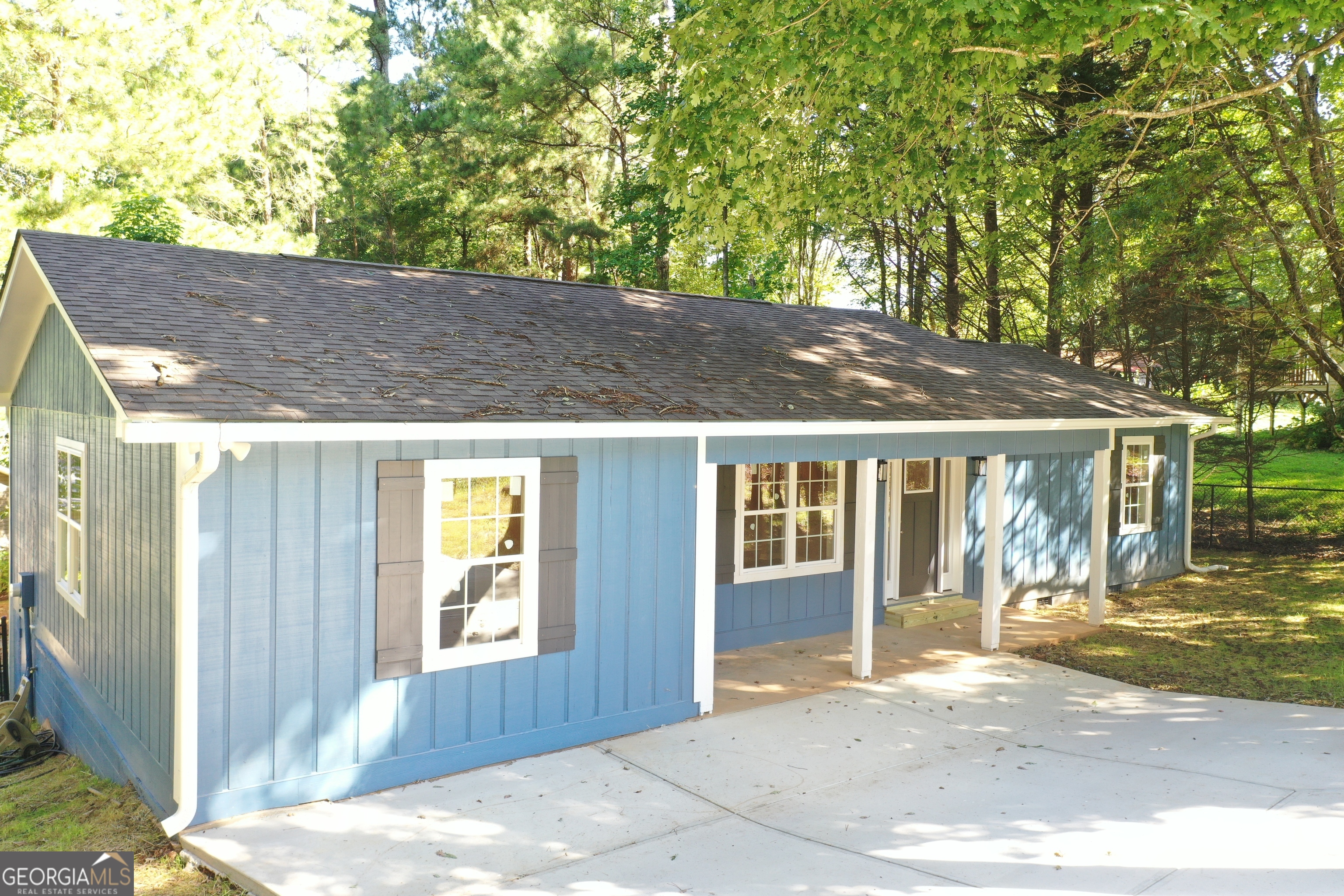 a view of a house with a backyard