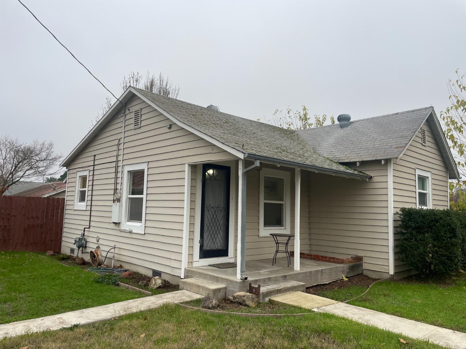 a view of a house with a yard