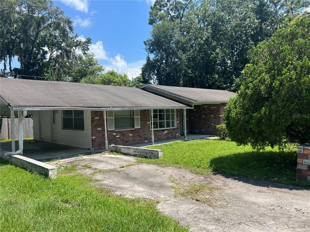 a view of a house with a yard