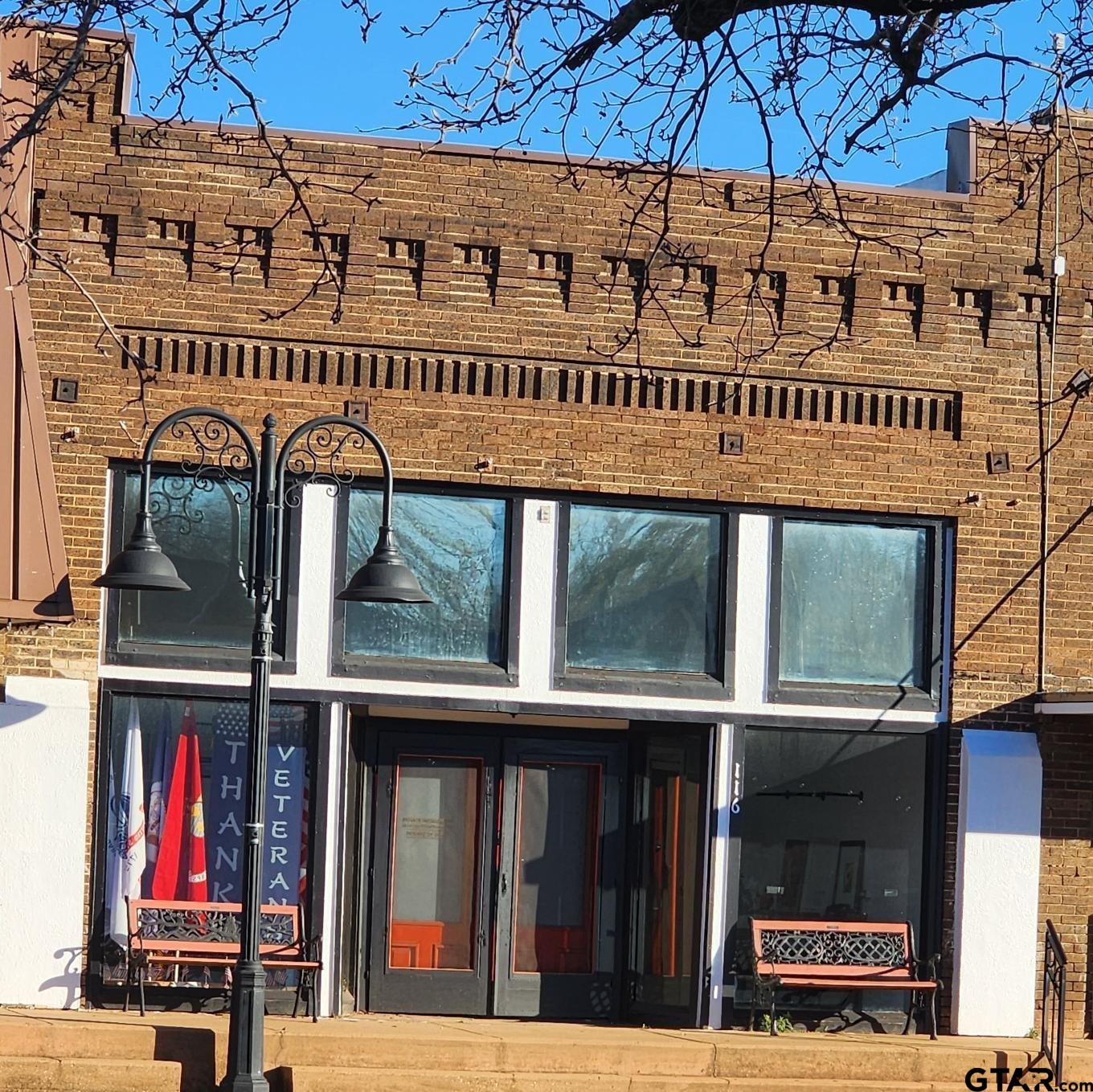 a view of entryway with a building