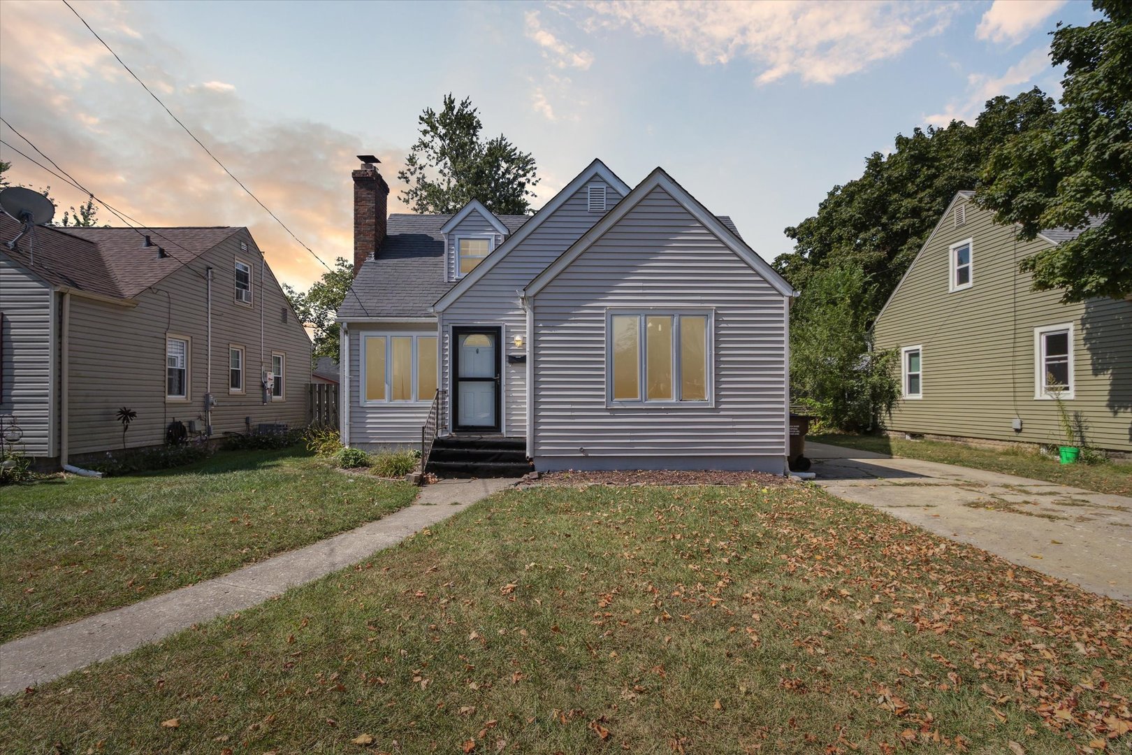 a view of a house with a yard