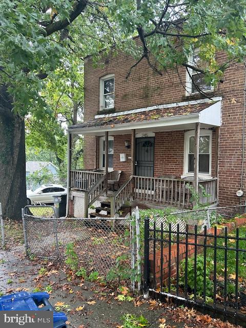 a view of house with a yard