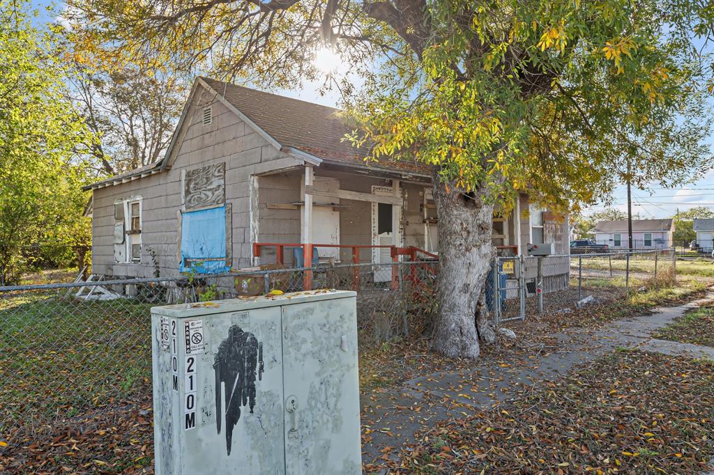 a view of a house with backyard and trees