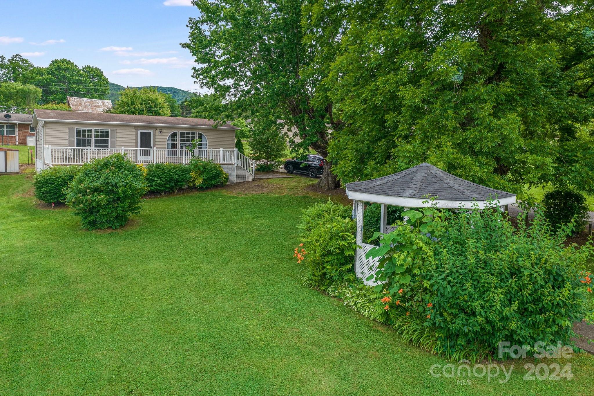 a view of an house with backyard space and garden