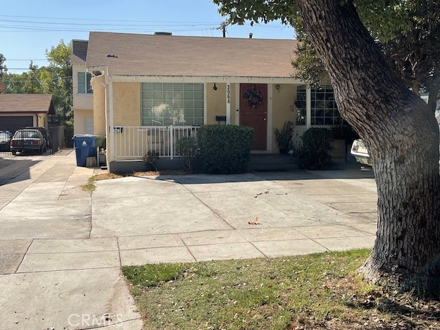 a view of backyard of house